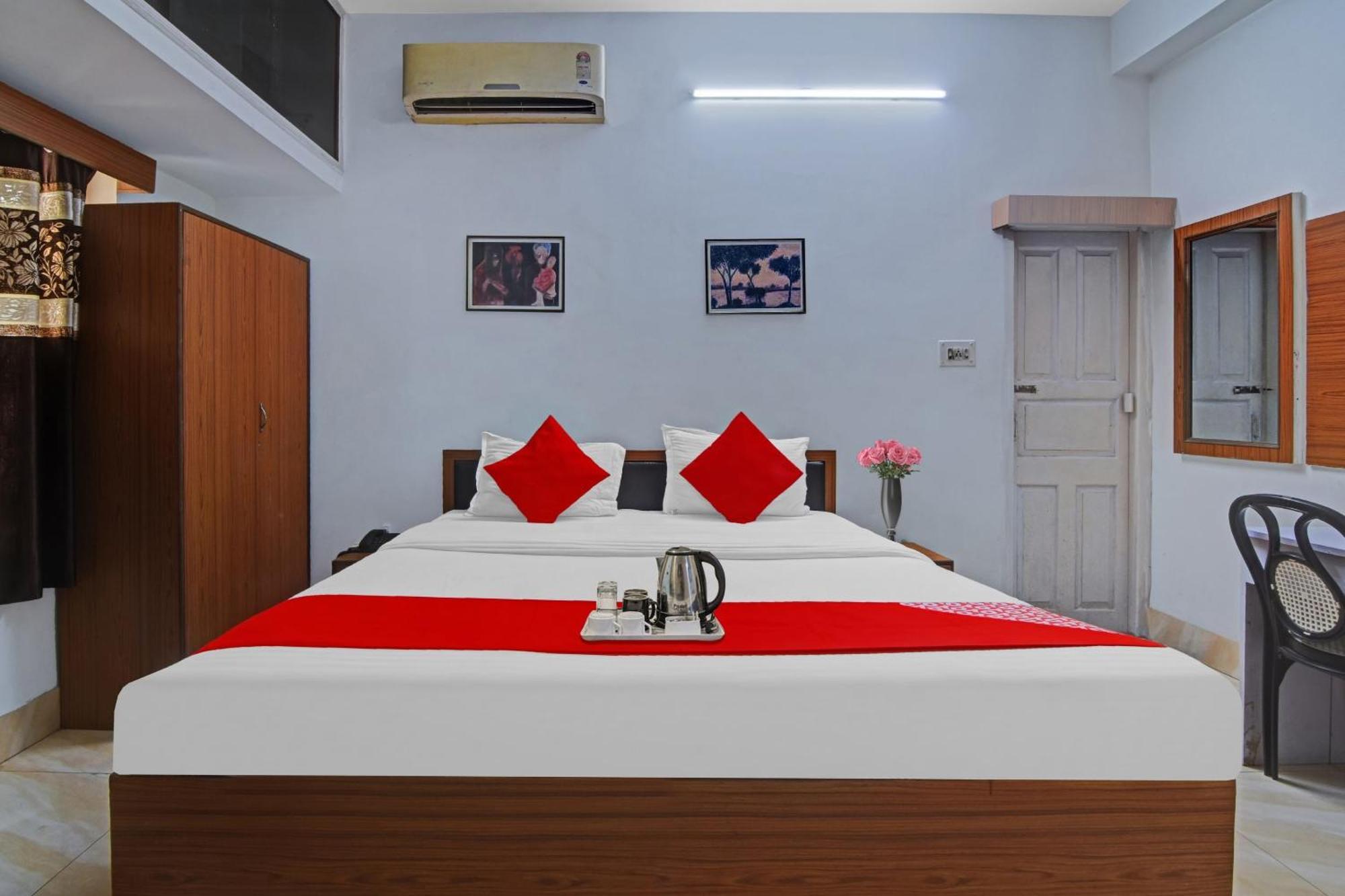 O Avi Gust House Hotel 4*