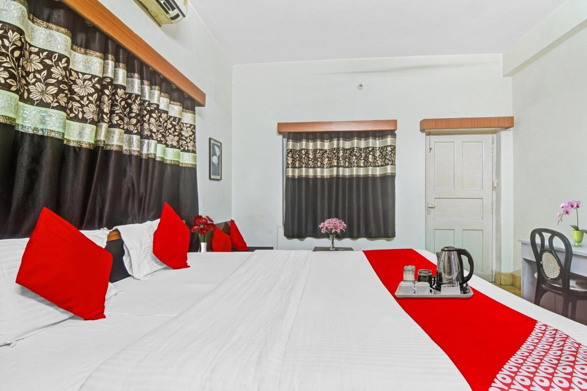 O Avi Gust House Hotel 4*