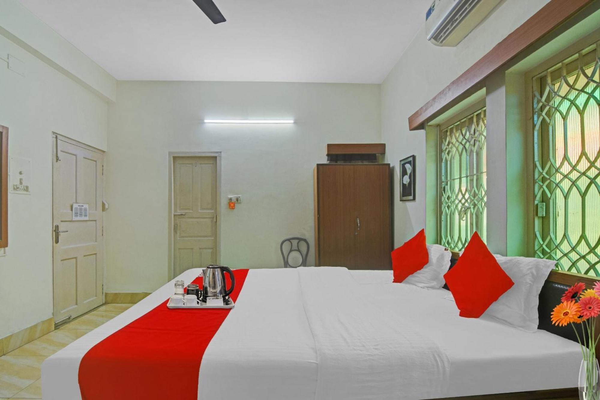 O Avi Gust House Hotel 4*